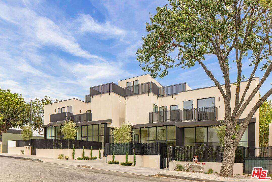 922 N West Knoll Dr 3BR Sunset Strip La