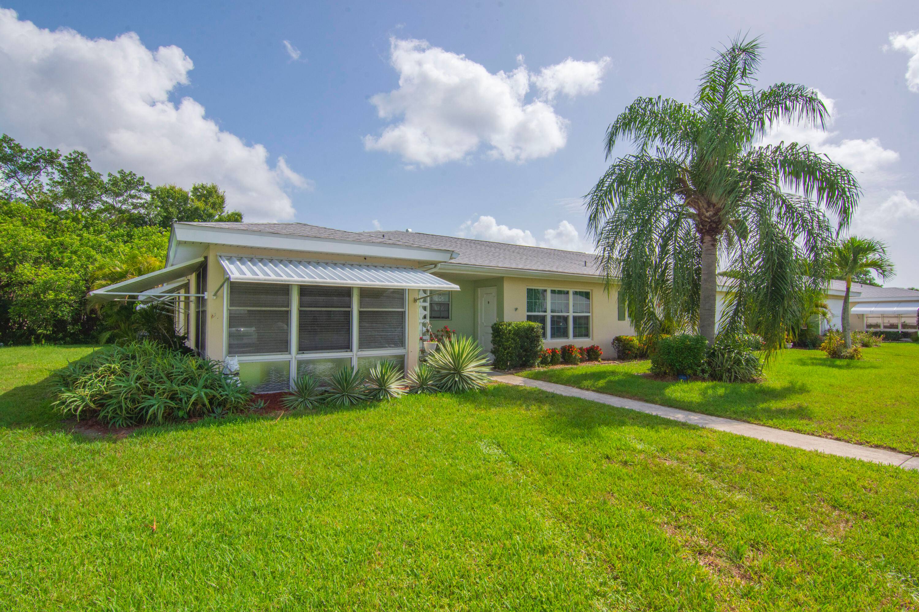 Beautiful end unit condo with air conditioning in the Florida room equals total living square feet of 1384.