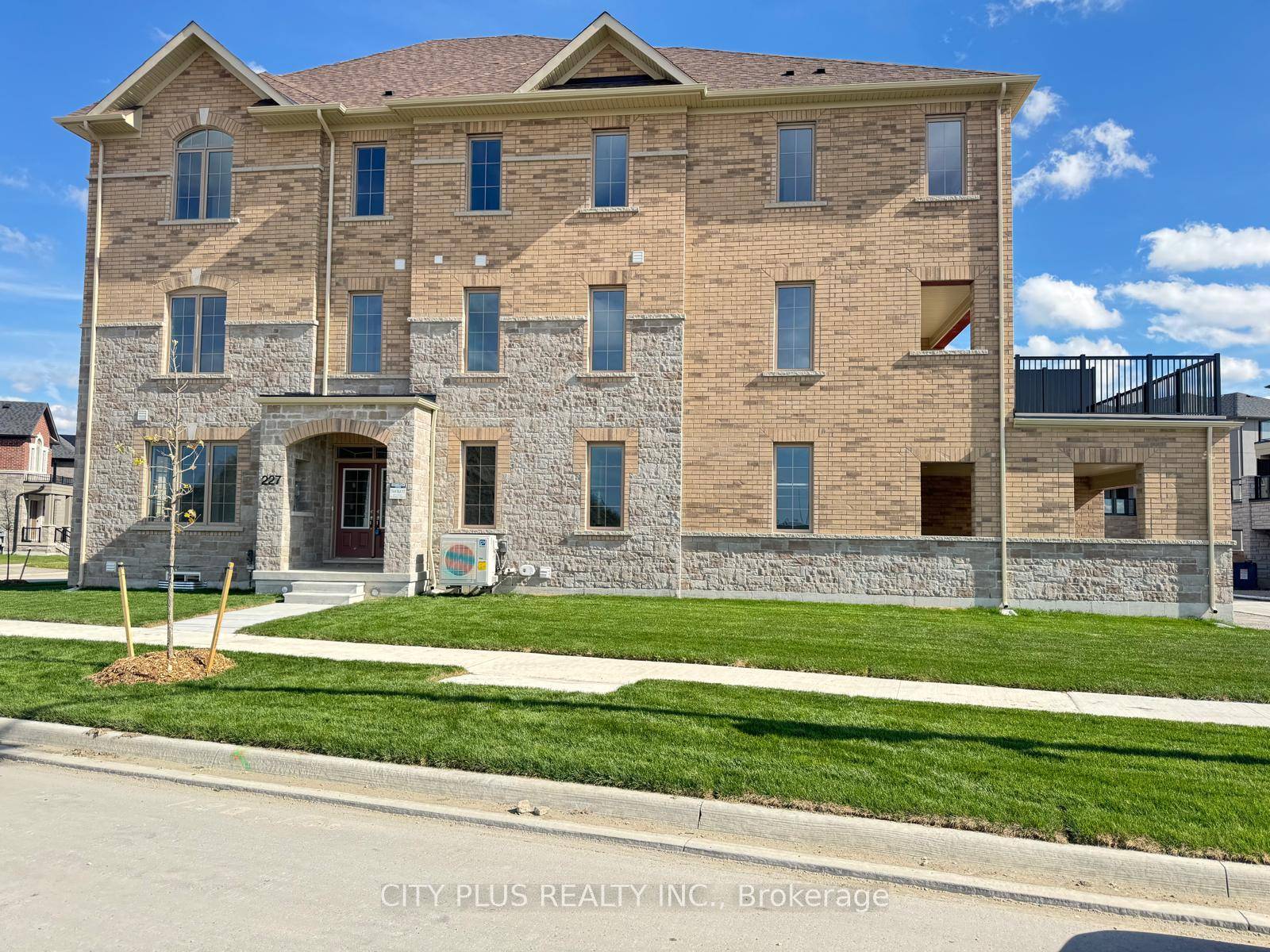 Rarely offered 5 bedroom, 5 washroom executive end unit freehold townhouse in central Markham, featuring 2, 927 sq.