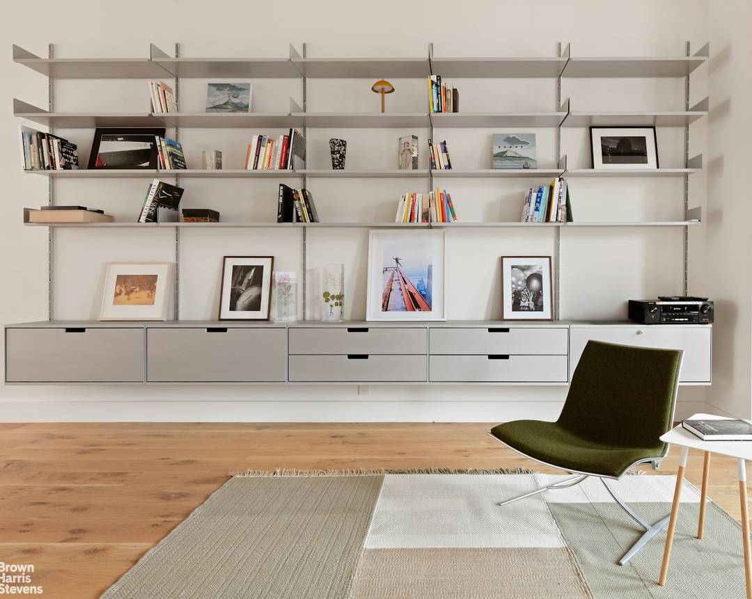 History and luxury mingle to stunning effect in this mint and sun drenched top floor loft located on a prime cobblestone block in Noho's Historic District.