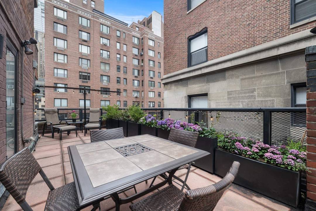 Perfectly positioned between Madison and Park Avenues, and nestled between the Morgan Library and the Union League Club, this standout residence pairs modern interiors with two rare private setback terraces ...