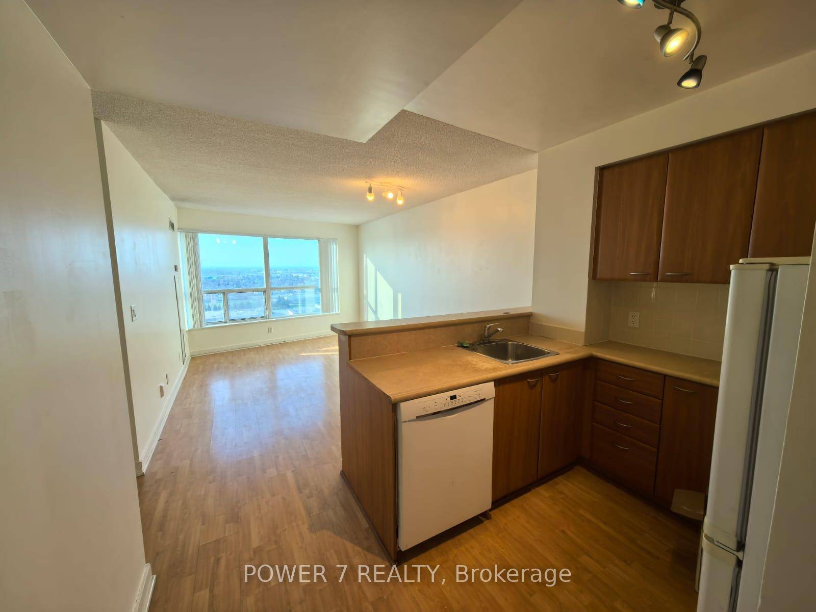 Well Managed Luxury Condominium Complex, 723 Sq Ft Corner Unit.