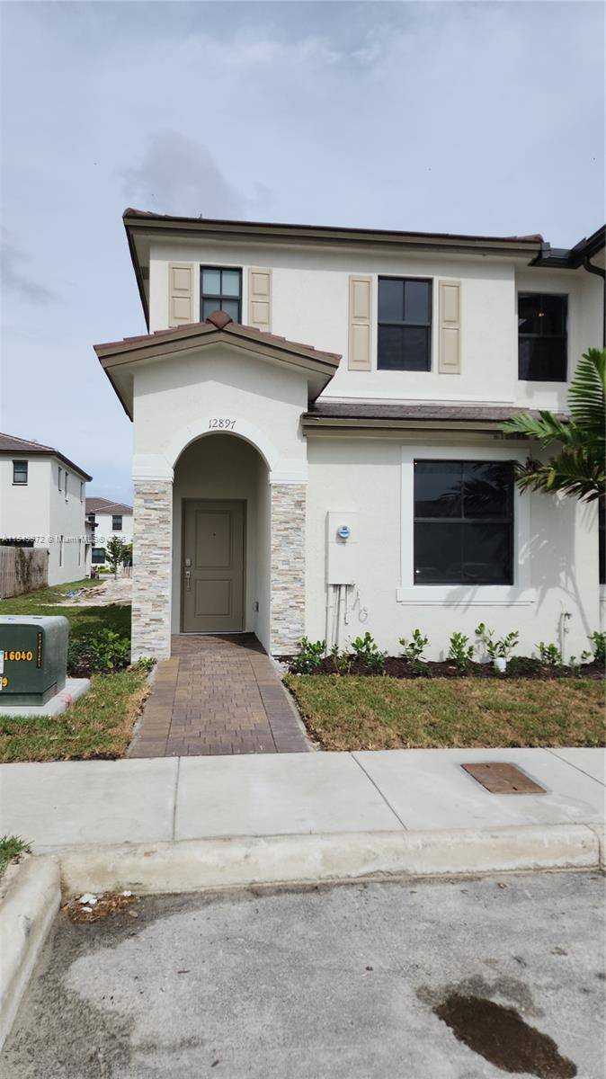 Beautiful CORNER UNIT at AT THE NEW LENNAR SIENA RESERVES SOUTH.