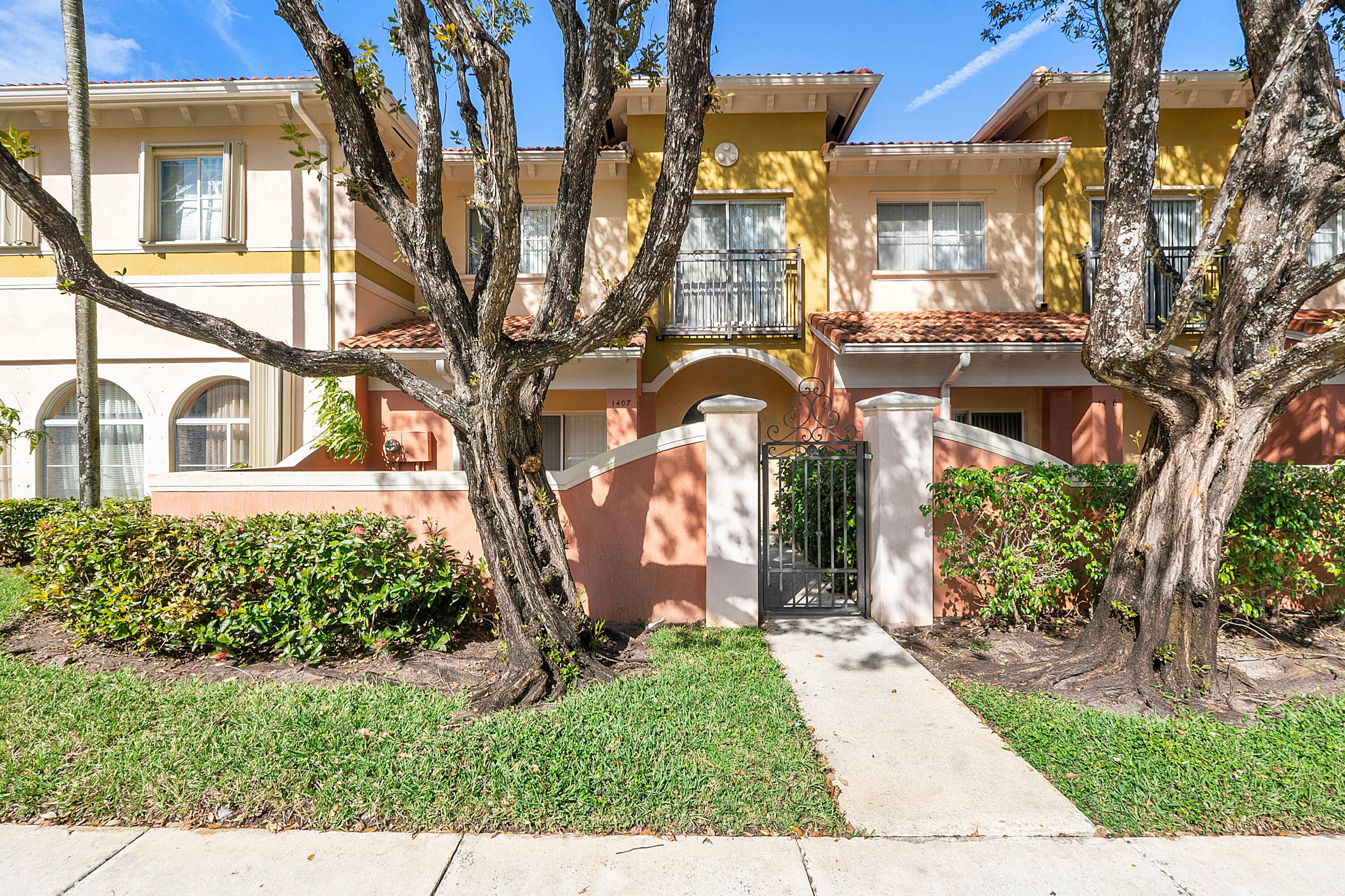 The property has a private courtyard, community pool, basketball court, and washer and dryer.