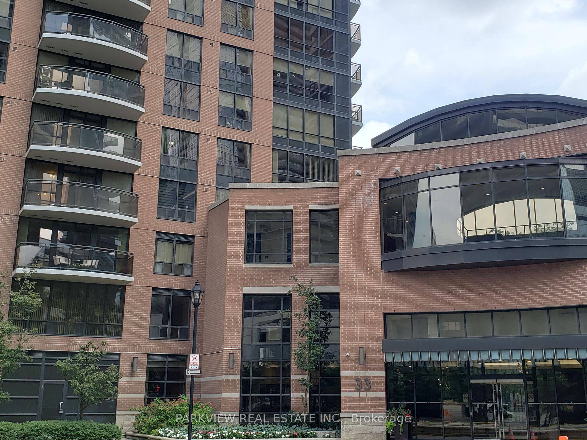 IMMACULATE FURNISHED ONE BEDROOM CONDO, INCLUDES UTILITIES, amp ; INTERNET, Hardwood Flooring and Carpet, Balcony with 2 separate entrances, 5 Appliances, Full Bathroom, Underground Parking, 24Hrs Concierge, Steps to Yonge ...