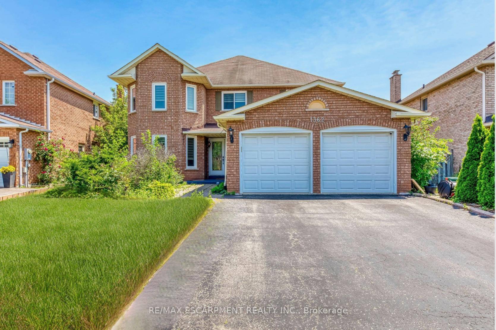 Welcome to this spacious and well maintained detached home located in the prestigious Glen Abbey community.