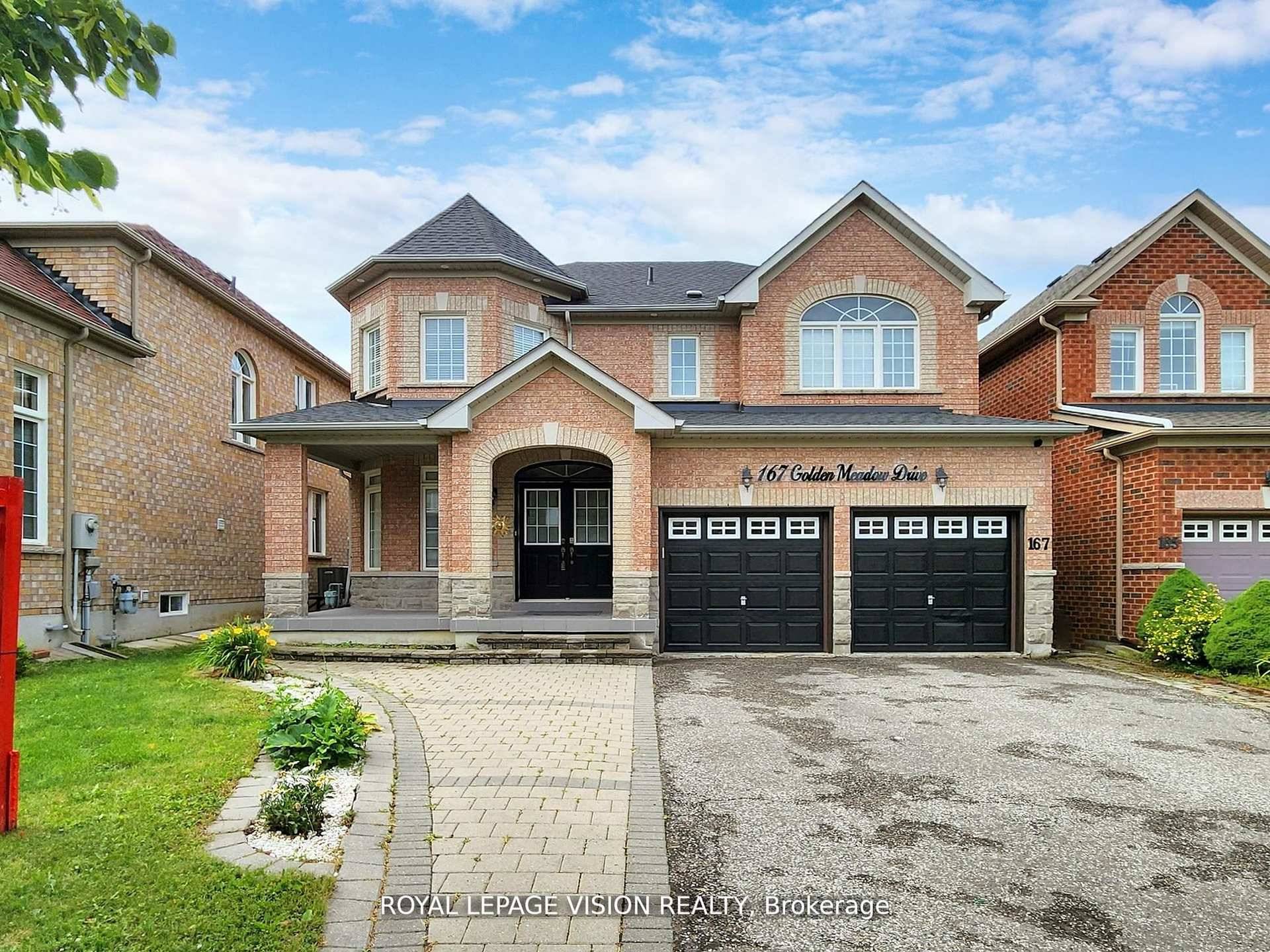 Stunning 4 2 bedroom, detached home in the high demand area, Wismer Community, a quiet neighbourhood.