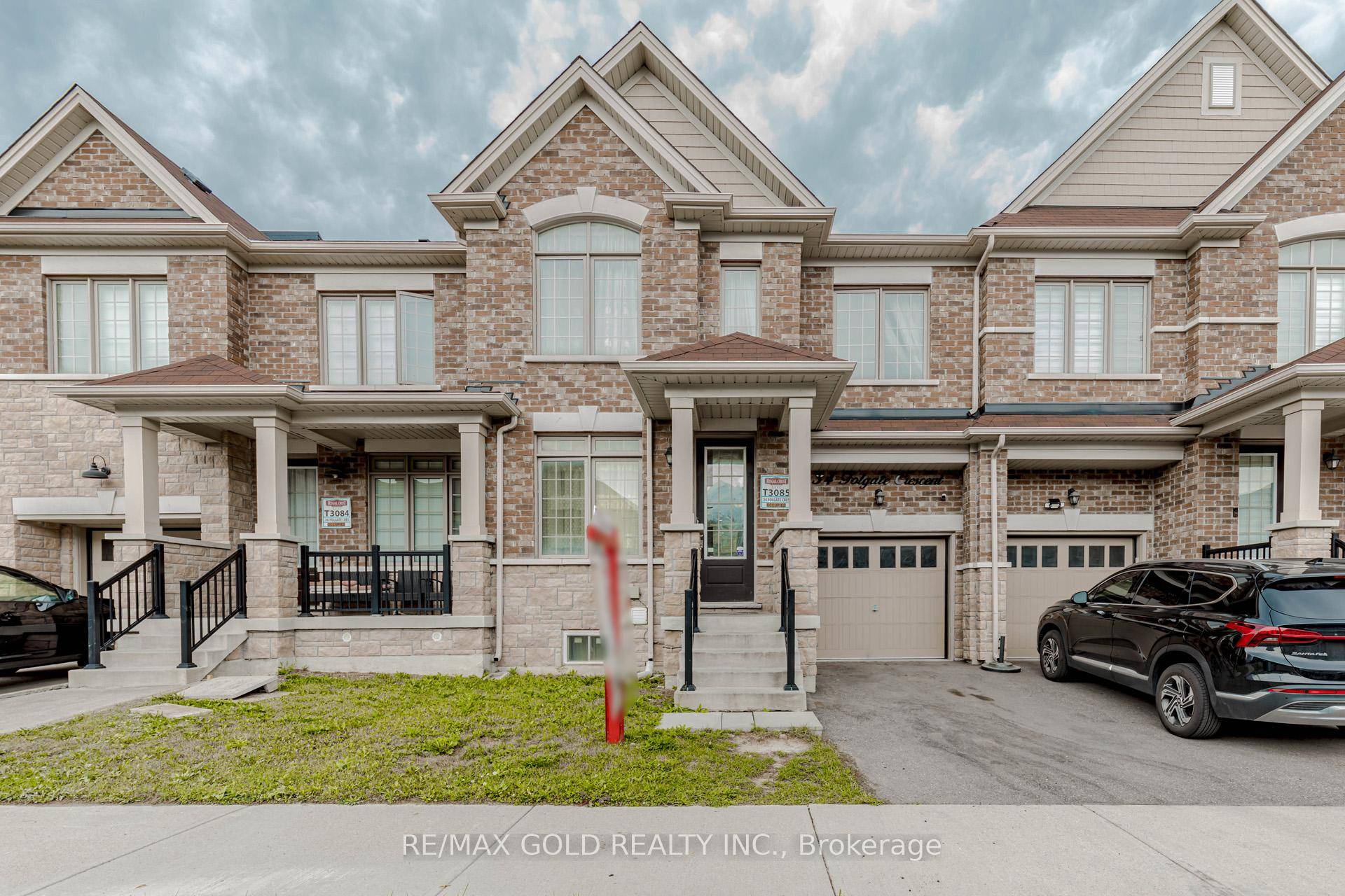 Welcome to Mayfield Village Prime Location Just 2 Minutes to Hwy 410 !