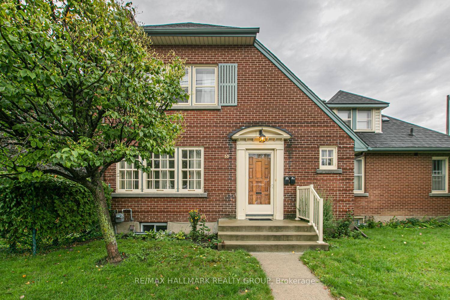 Welcome to this charming 3 bedroom, 2 bathroom unit boasting original hardwood floors, high ceilings and large windows.