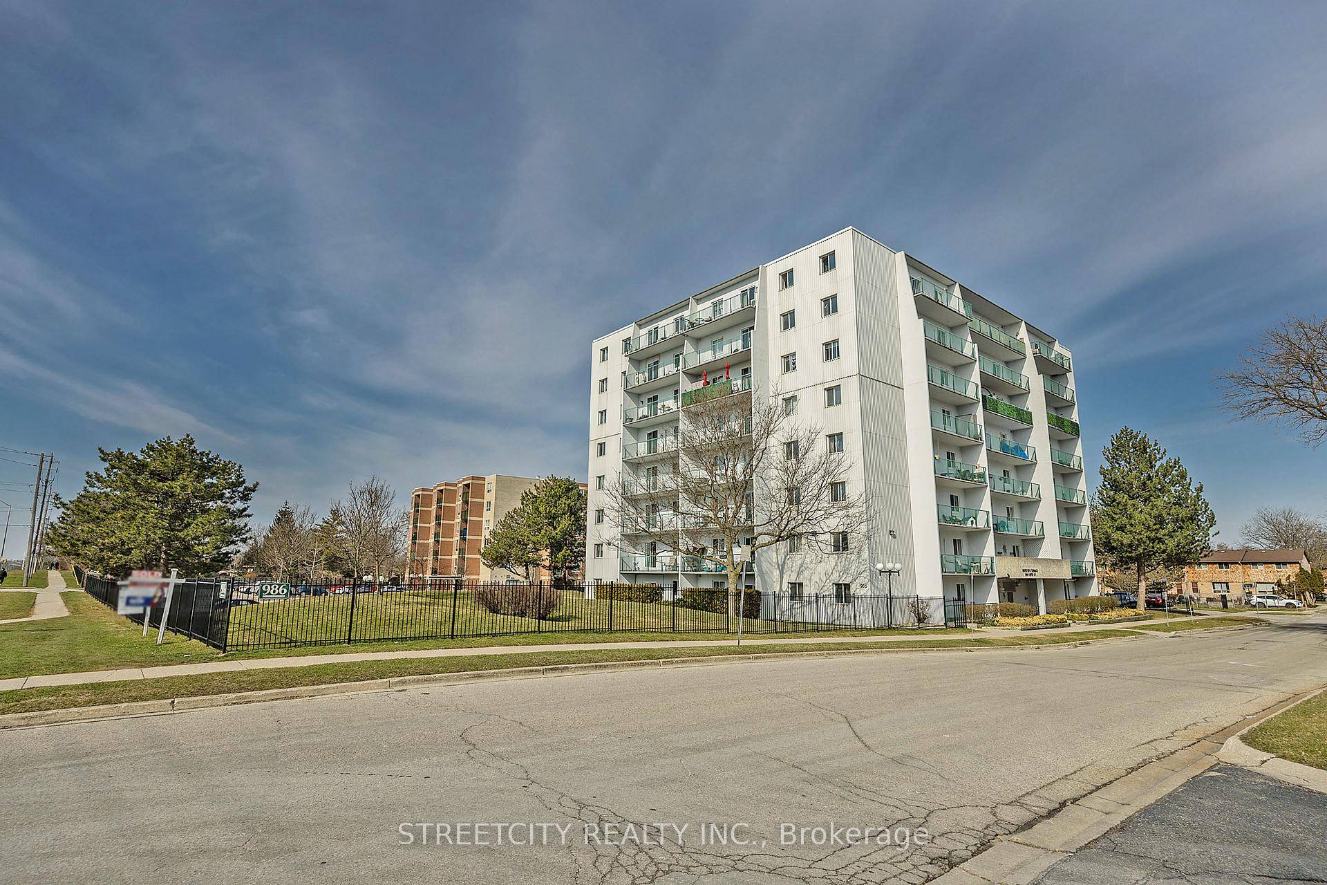 Check out this updated 2 bedroom, 1 bathroom unit conveniently situated near UWO, Fanshawe College, shopping areas, downtown, and various other amenities !