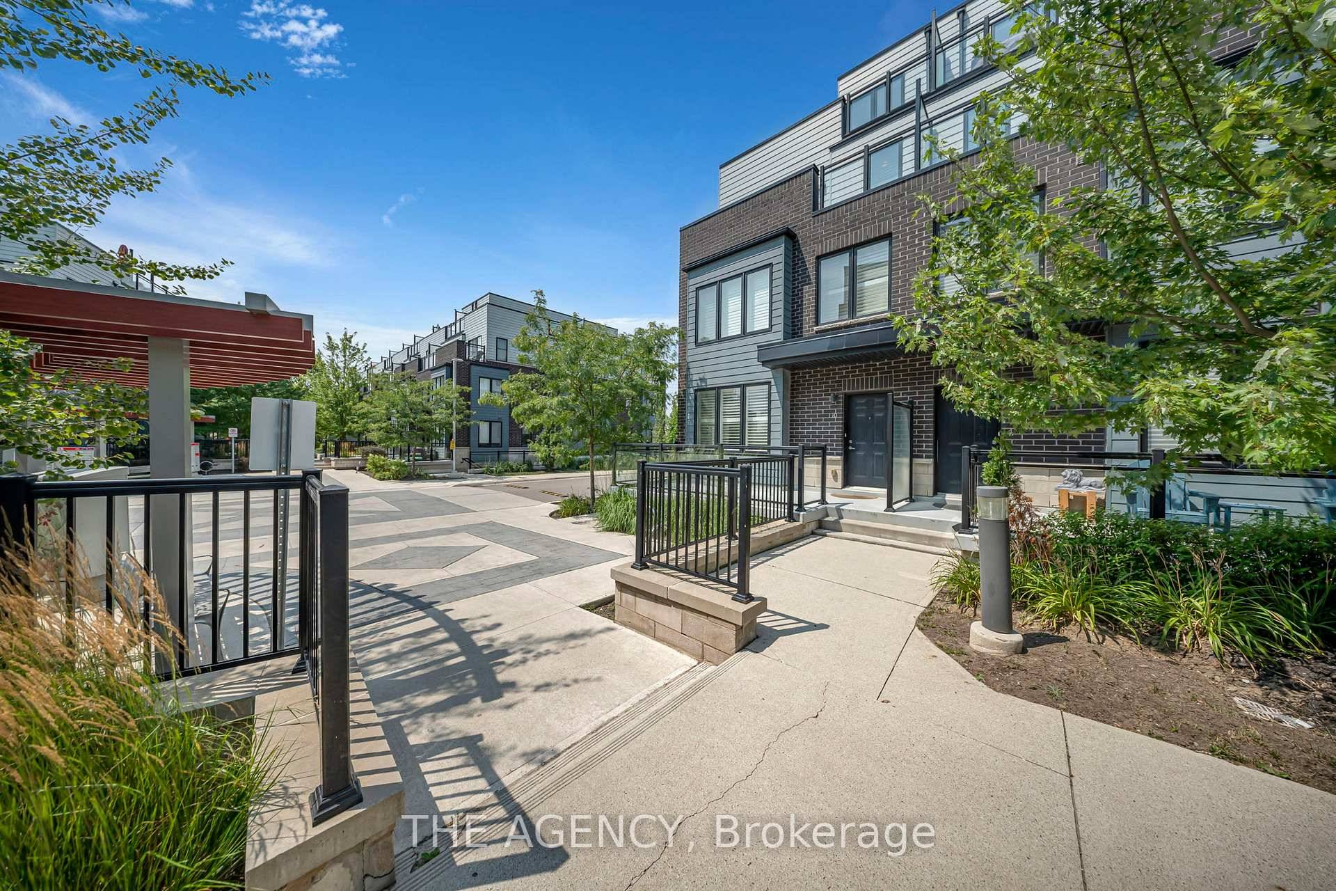 This Clarkson end unit comes with space, sunlight, and a rooftop made for golden hour.