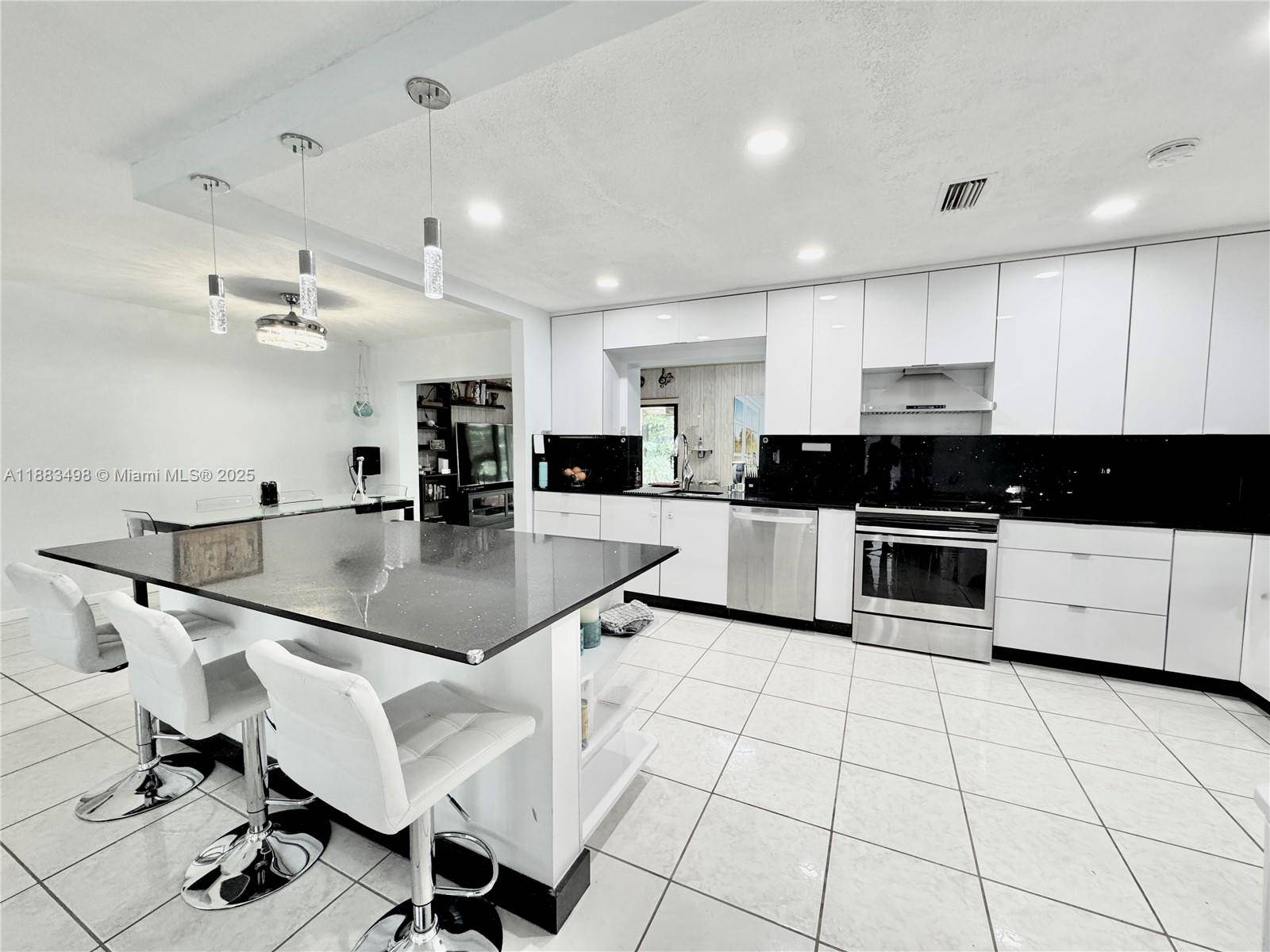 Beautifully Remodeled 2Bedroom 2 Bathroom Home with 1 Car Garage in Westwood Tamarac 55 Community !