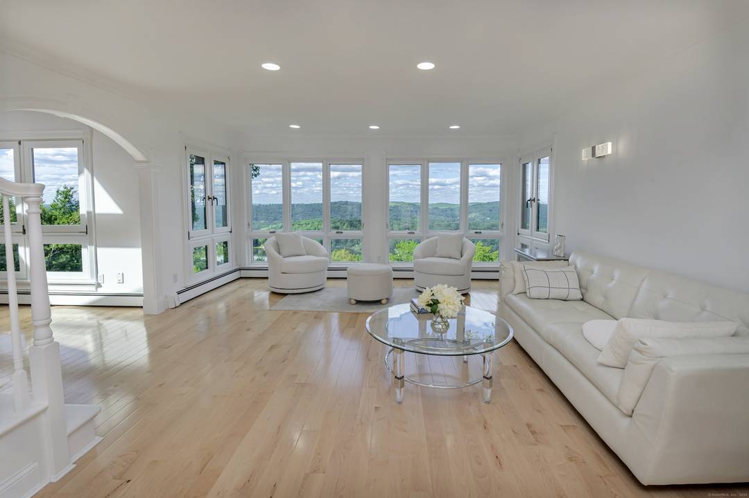 Be captivated by spectacular views of Lake Mamanasco and beyond from this stunning Modern Retreat.