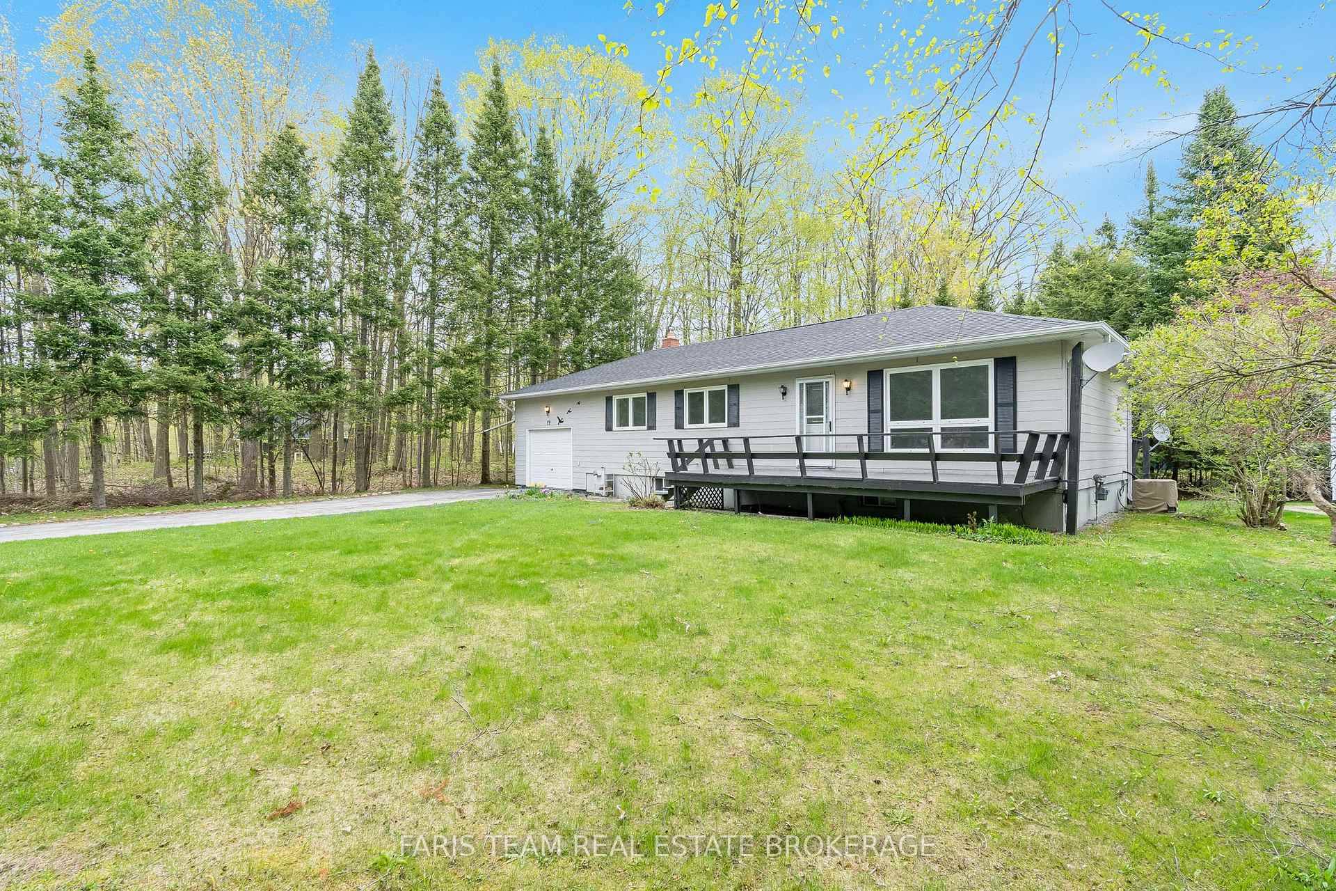 Top 5 Reasons You Will Love This Home 1 Placed on a quiet crescent just off Awenda Park, this home is perfectly located for outdoor lovers, just steps from scenic ...