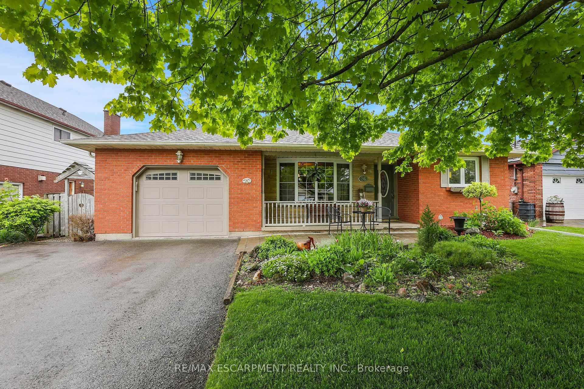 BACKSPLIT with FULL IN LAW IN THE HEART OF SMITHVILLE.