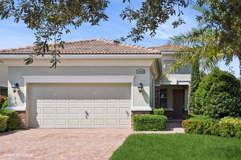 Welcome to this beautifully designed Arezzo model, where an inviting open floor plan awaits !