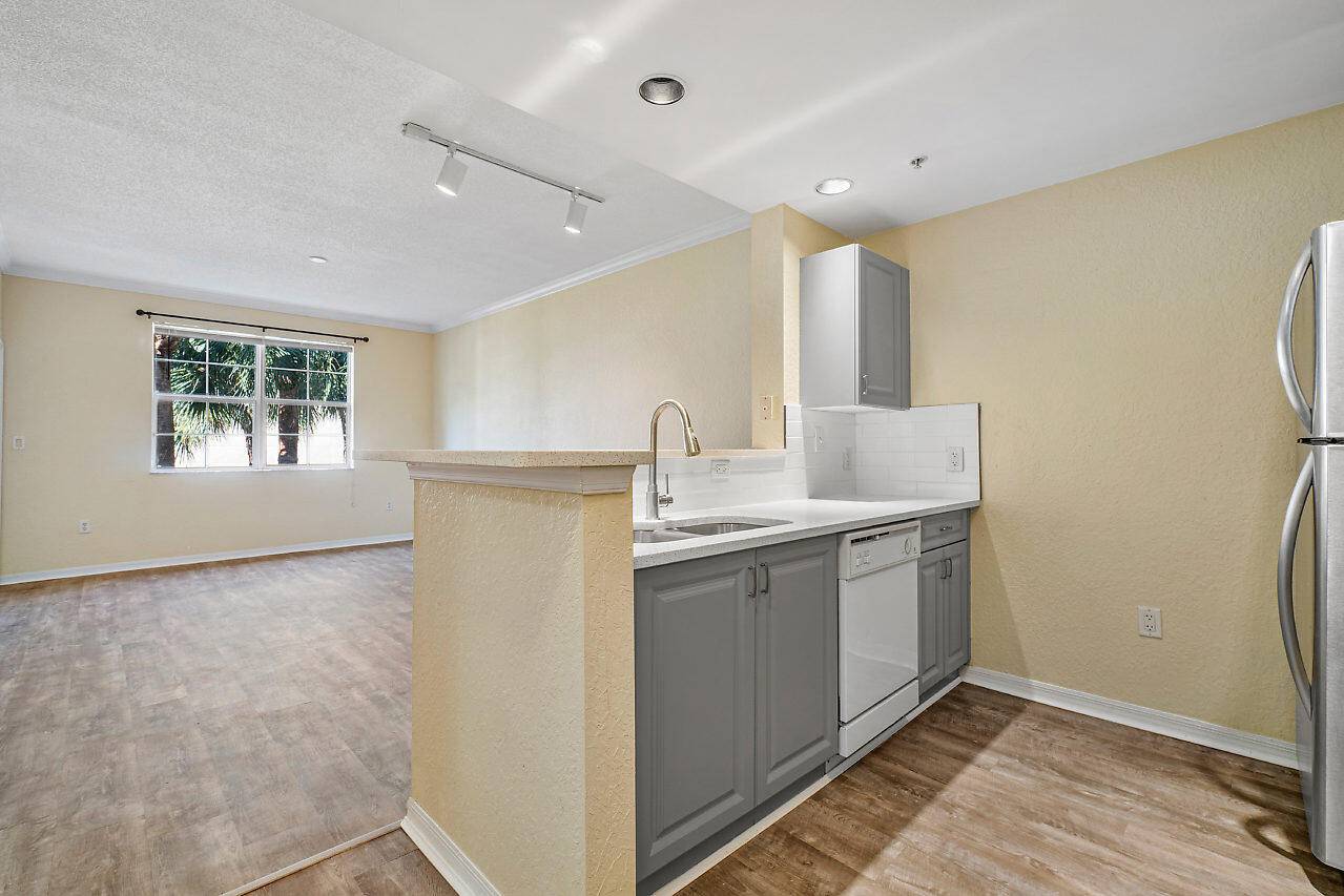 Renovated 1 bedroom unit in the heart of downtown West Palm Beach right across from the intracoastal waterway !