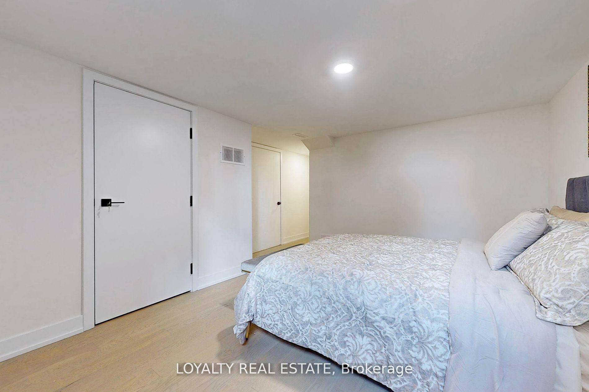 Beautiful Contemporary Townhomes In Classic Lot With Backyard.