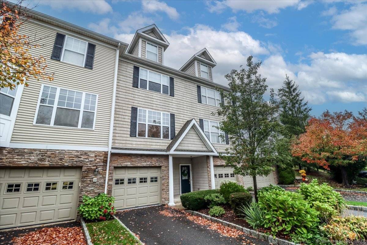 Immaculate tri level townhouse in a desirable Danbury location !