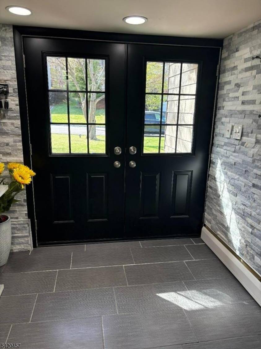 Located on a private cul de sac street in the heart of Pleasantdale, this spacious 6 bedroom 5 bath home is perfect for both living and entertaining.