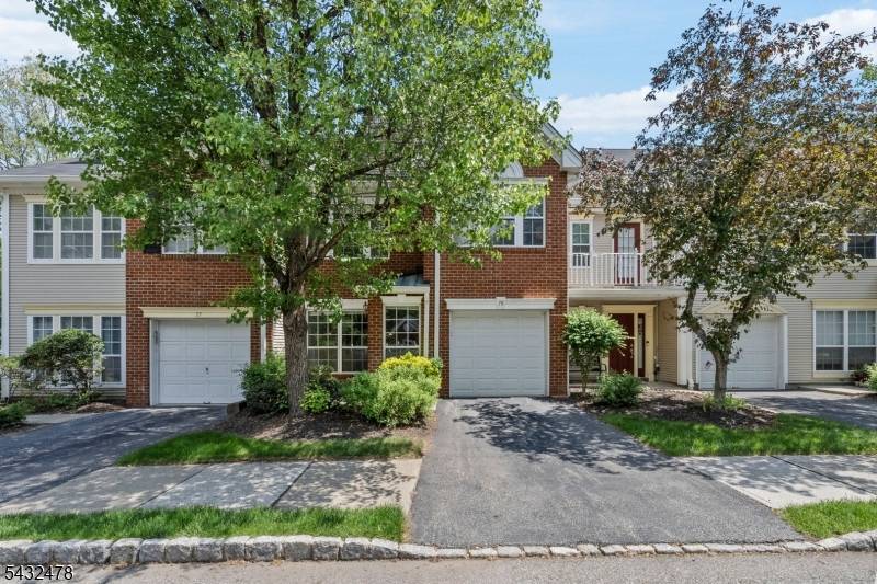 Beautiful, bright, well maintained 3 bedroom, 2.