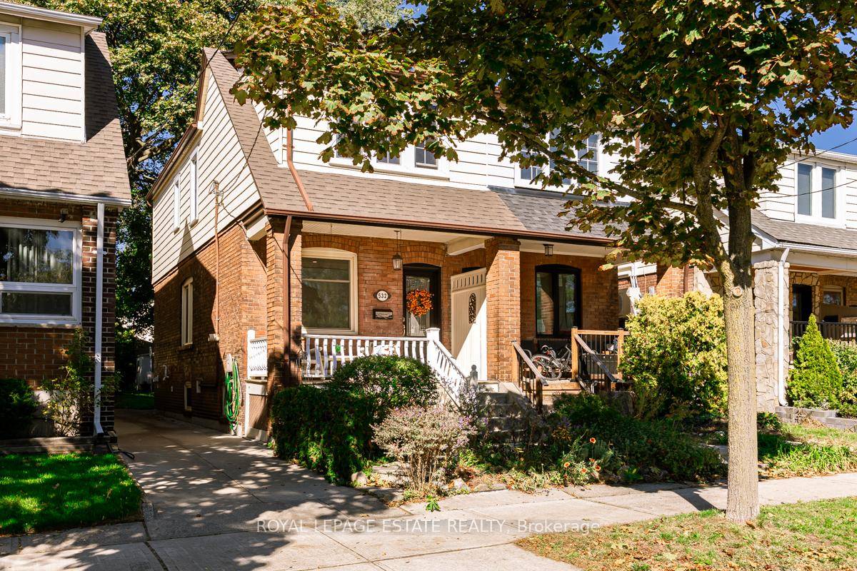 Welcome home to 532 Glebeholme Blvd.