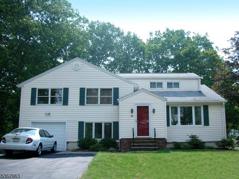Beautiful 4 bedroom 2. 5 bathroom split in the heart of Livingston.
