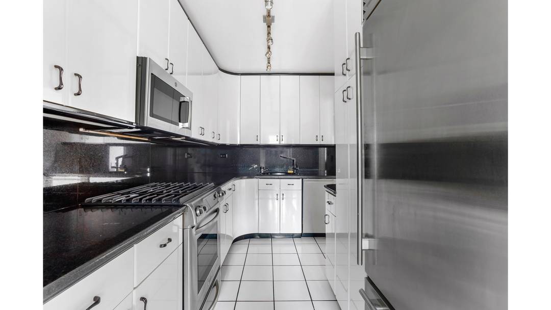 Spacious 3 bedroom, 2 bathroom home spanning 1663 SF offering an exceptional layout with a generous 30 foot living room and bright northern exposure.