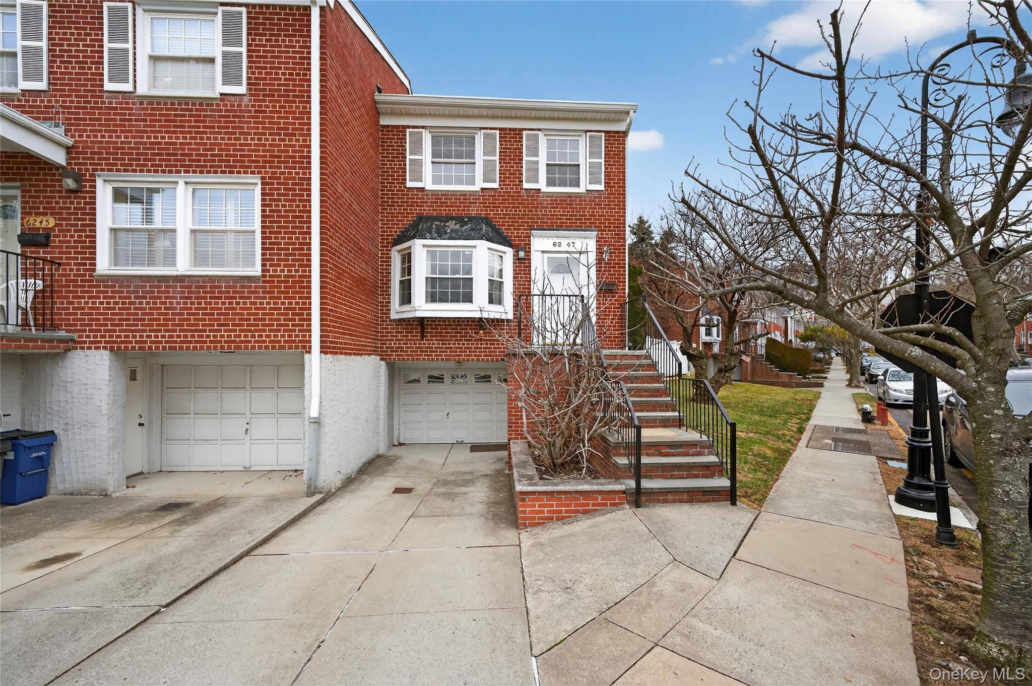 Nestled in the heart of Douglaston, this inviting condominium townhouse offers an ideal blend of modern living and community charm.