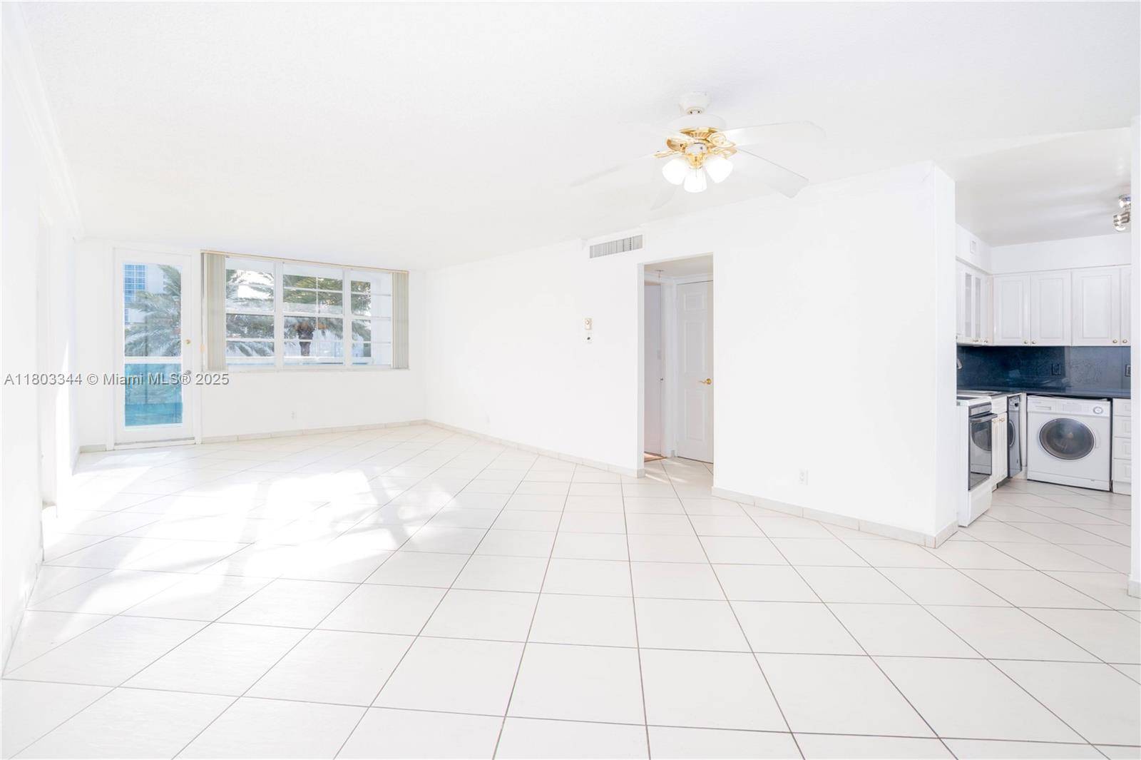 Beautiful 2 Bedroom, 2 Bathroom Home Near the Beach !