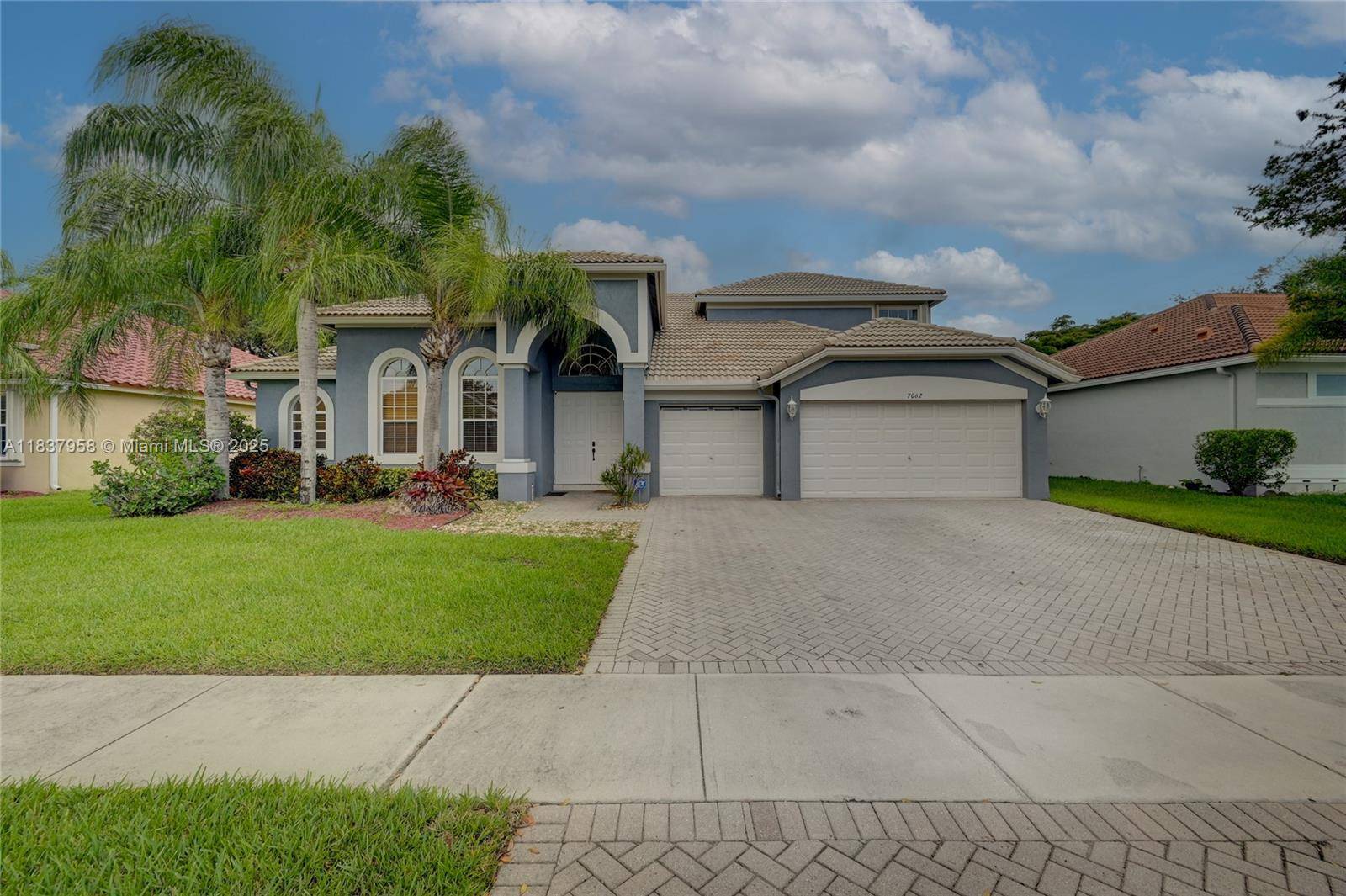 This Gorgeous home has an open floor plan with large rooms !