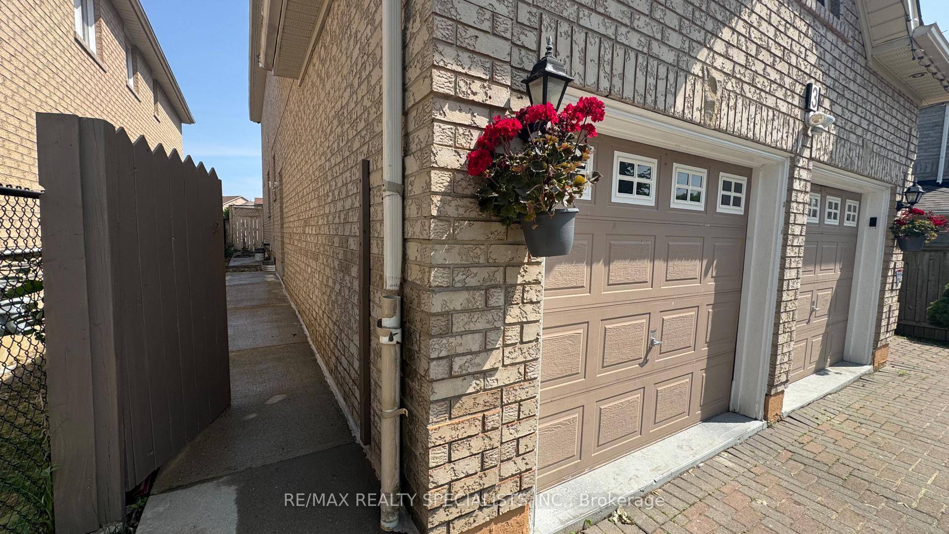 welcome to this beautifully and newly finished legal lower level unit.