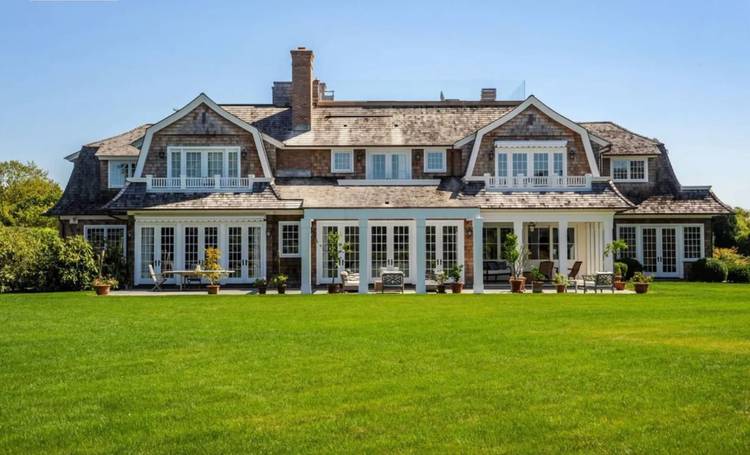 Stunning Estate:Luxury Living Just Minutes from the Ocean!