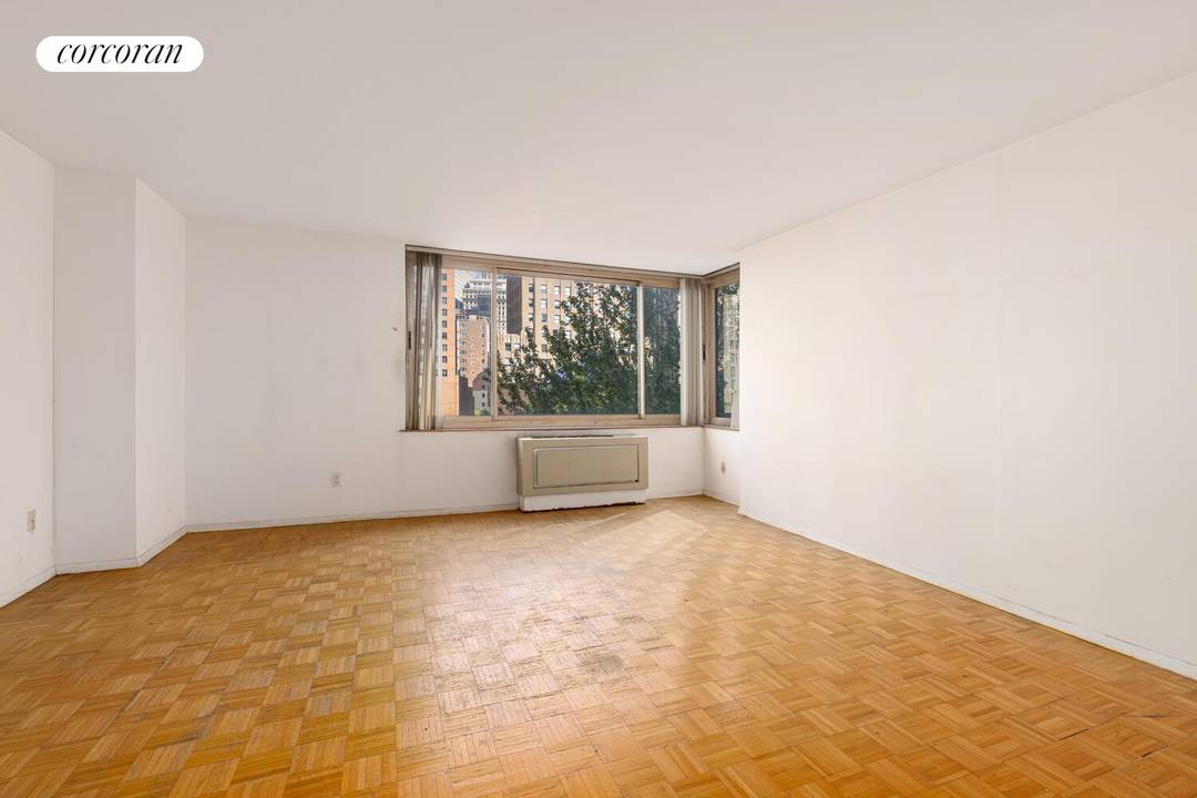 NEW PRICE 549, 000 Come live at the warm, inviting Hudson View East.