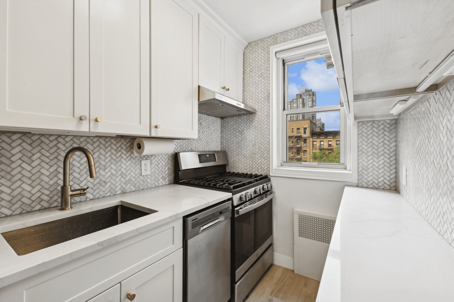 Turnkey Tranquility Awaits in the Upper East Side Welcome to this meticulously renovated 1 bedroom, 1 bathroom home in the heart of the Upper East Side.