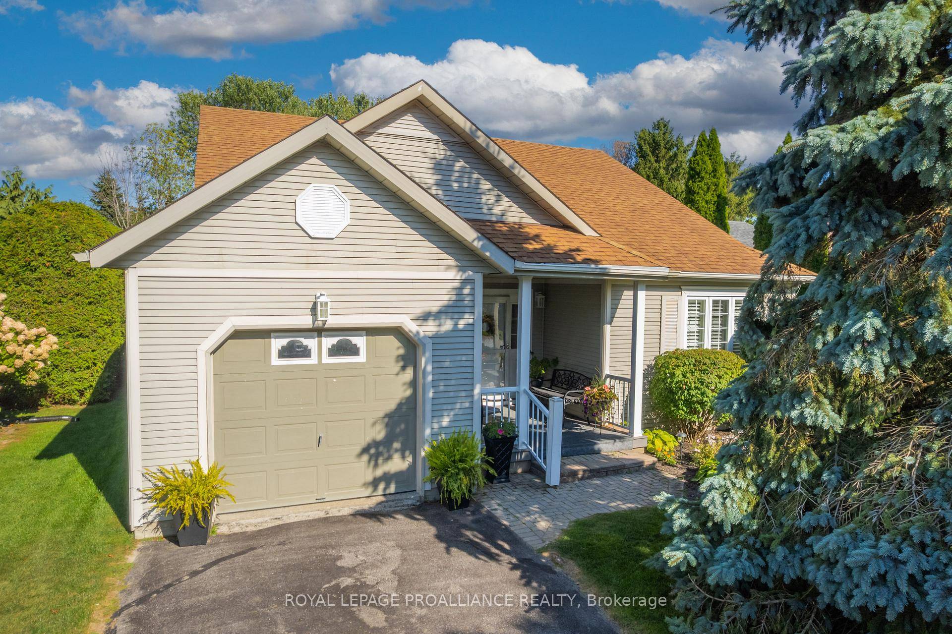 Welcome to this charming 2 bedroom, 2 bath bungalow in the welcoming Brighton By The Bay community.