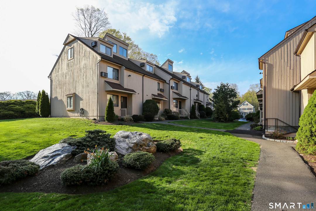 Welcome to sought after Woodway Commons in Stamford's desirable Upper Springdale neighborhood, ideally located on the border of Darien and New Canaan.