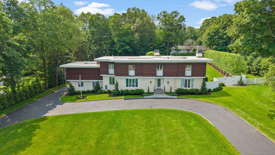 Exceptional Modern Living on a Pristine 1 Acre Property Experience the pinnacle of modern living at 39 Wedgemere Road an extraordinary contemporary residence in one of Stamford's most sought after ...