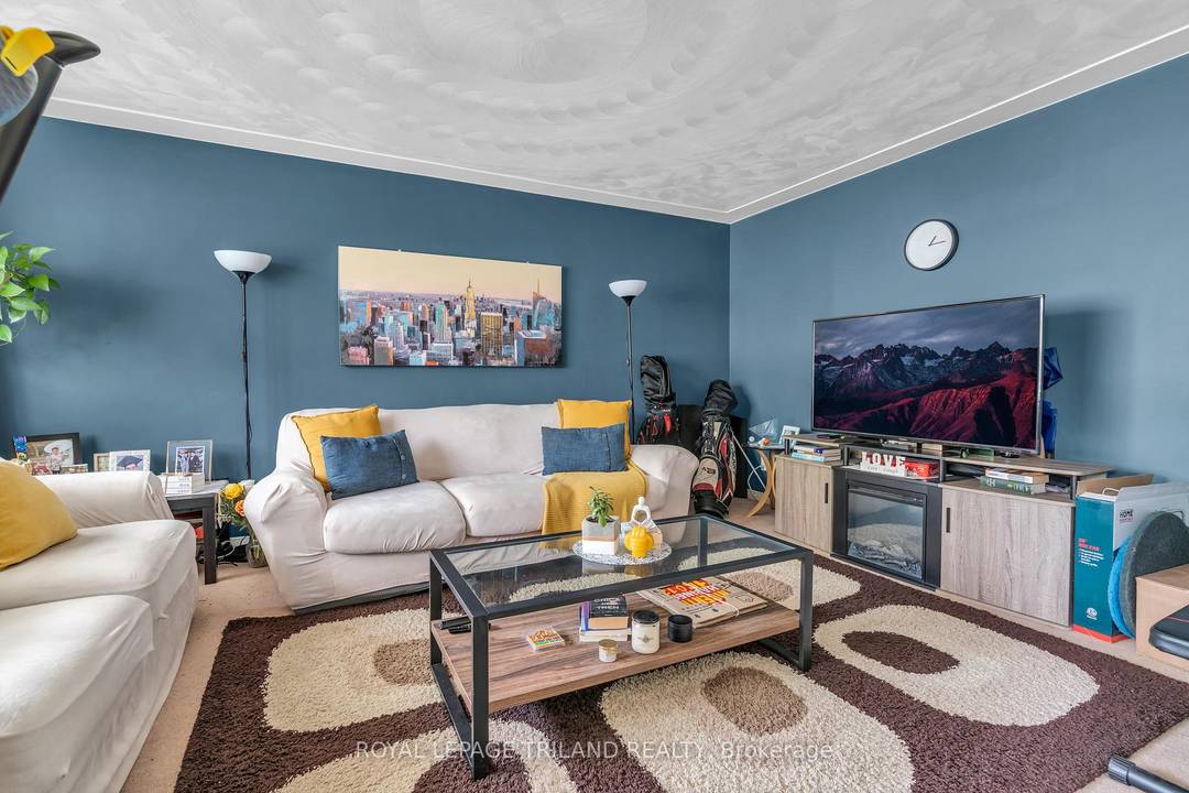 UTILITIES INCLUDED ! Nestled in one of Waterloo's most coveted neighbourhoods, this meticulously maintained main level unit boasts three spacious bedrooms, a full four piece bathroom, and an inviting living ...