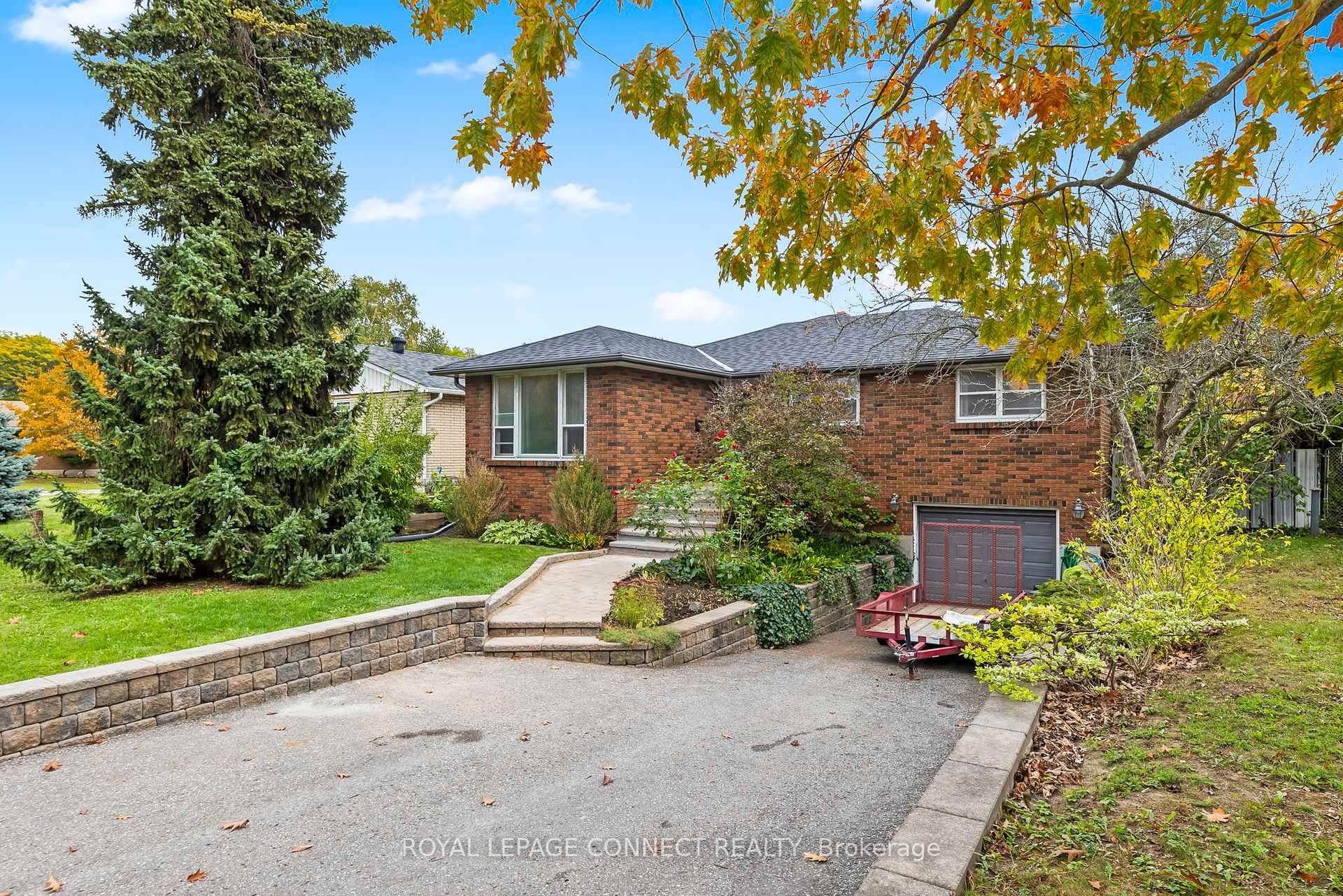 Charming 3 bedroom home in desirable South Ajax.