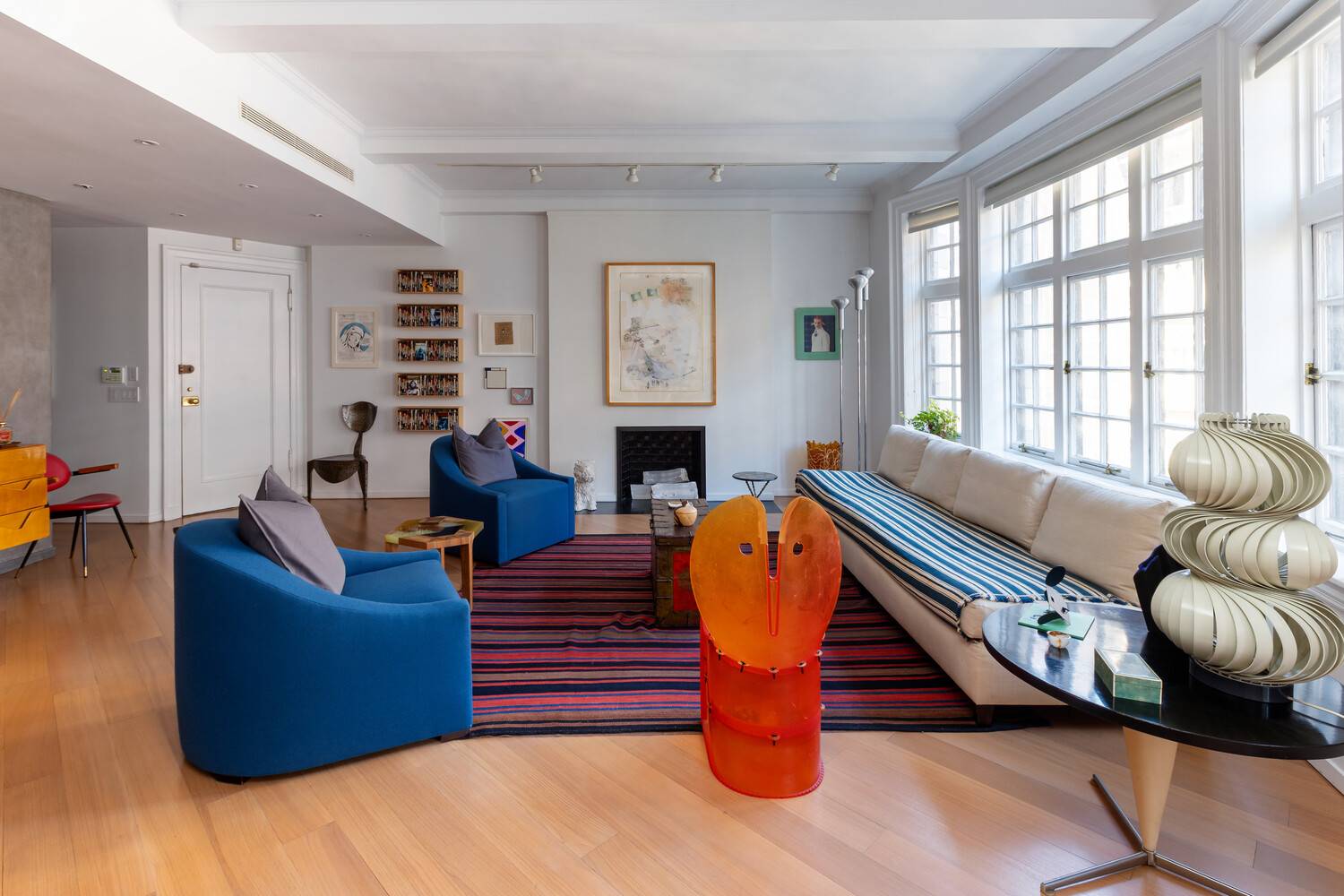 Make this extraordinary seven room, two and half bathroom apartment your new home !