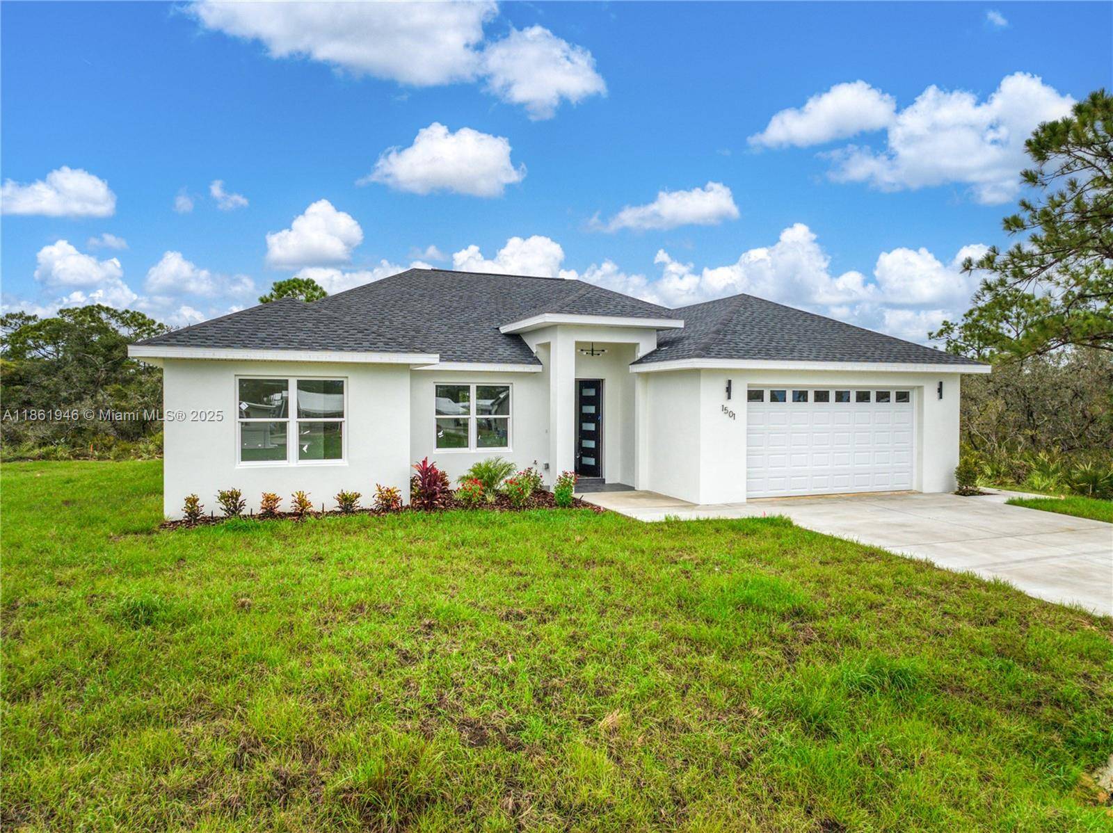 Brand new construction in Sebring County Estates !