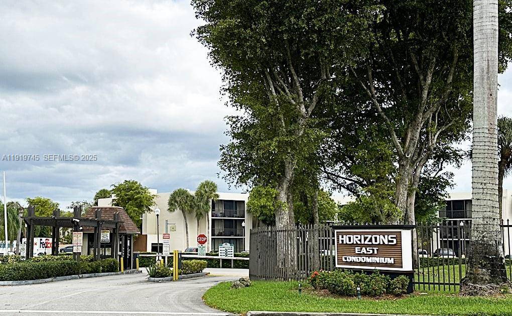 Step into this bright 3 bedroom, 2 bath residence offering 1, 040 sq ft of comfortable living in the desirable Horizons East community.