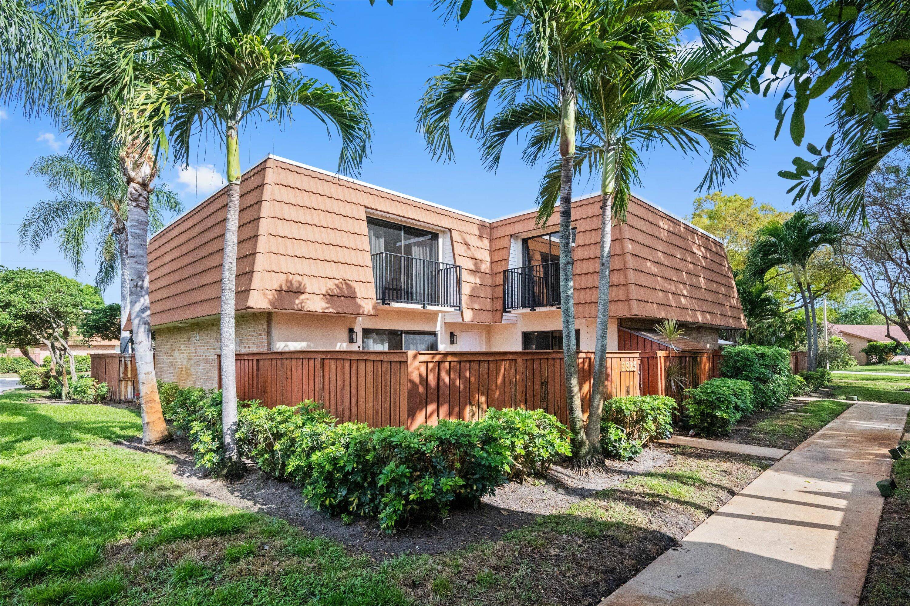 Spacious unit with easy access to I95 and Tnpk this 2 Bed 2.
