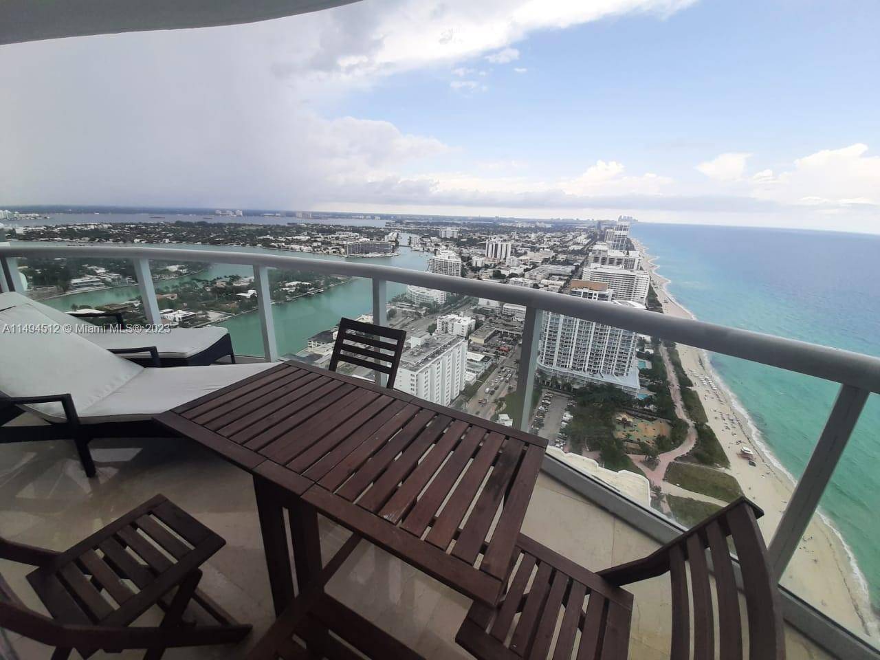 Fully furnished and equipped apartment with AMAZING OCEAN and BAY VIEWS.