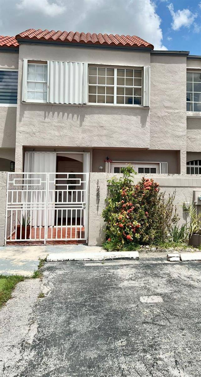 Great 2 2. 5 Townhouse w 2 parking spots.