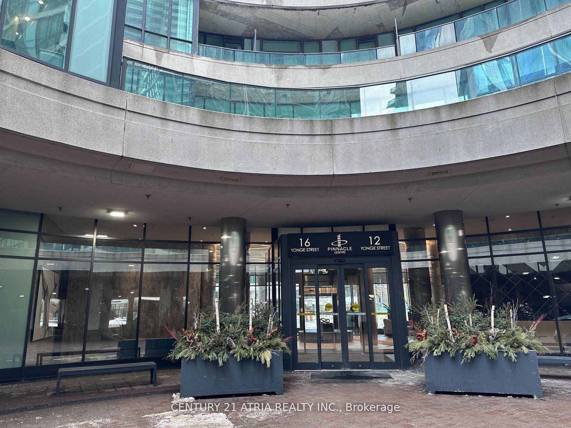 Stunning One Bedroom Den In The Fabulous Pinnacle Centre !
