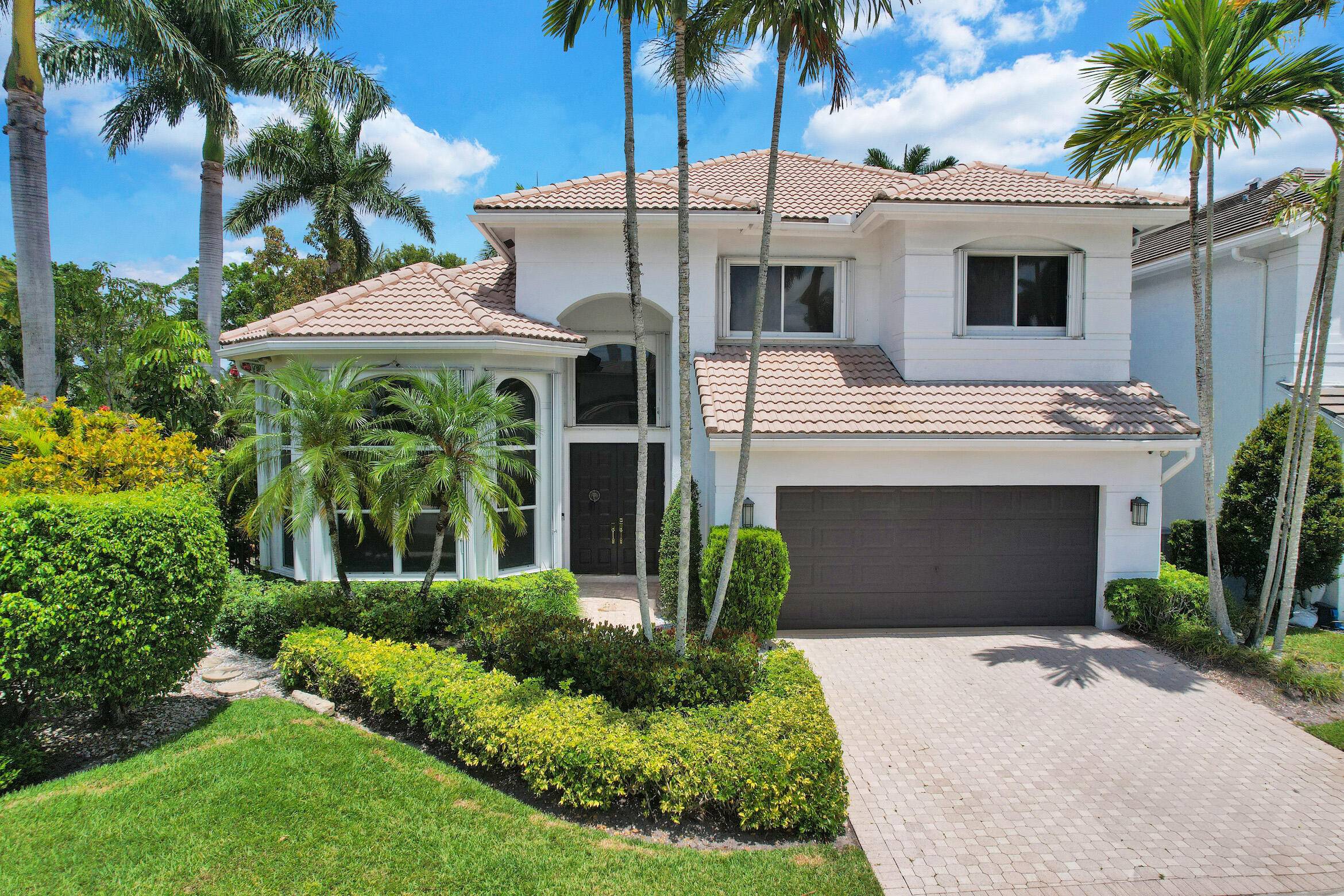 Luxury Living in the Heart of Boca RatonThis stunning 4 bedroom, 3.