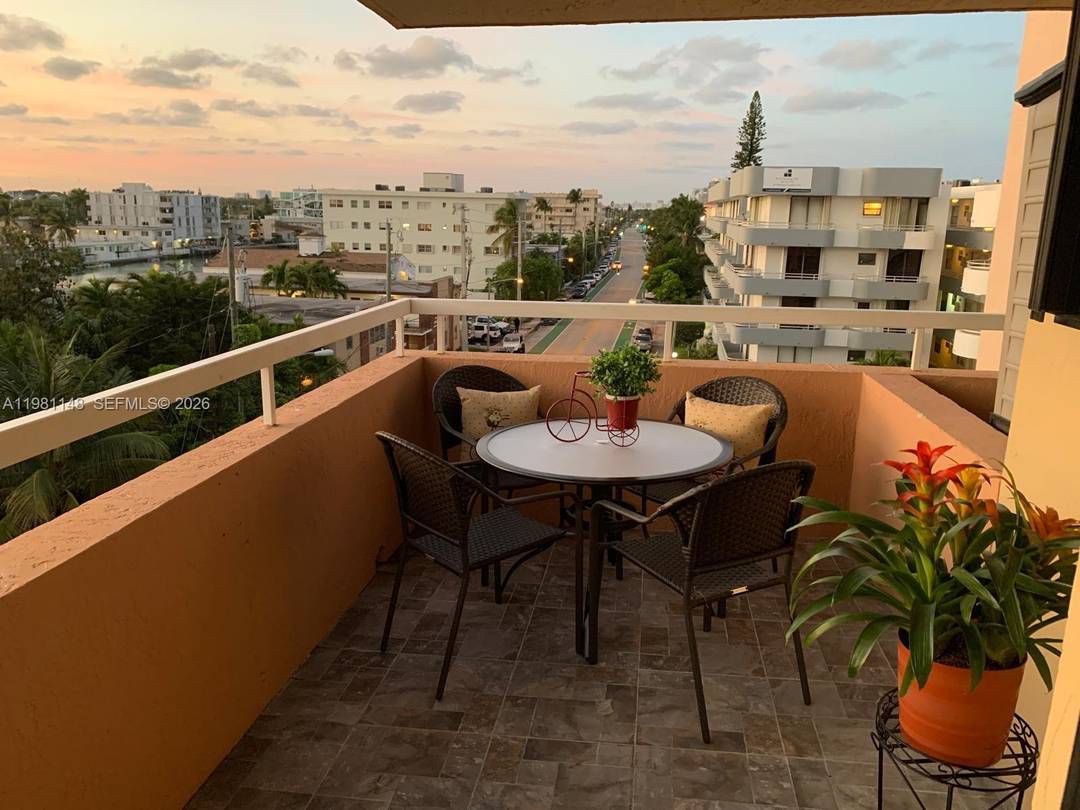 Beautiful fully renovated 2BD 2BA apartment with modern upgrades throughout, located in the heart of Miami Beach, just 2 blocks from the ocean.