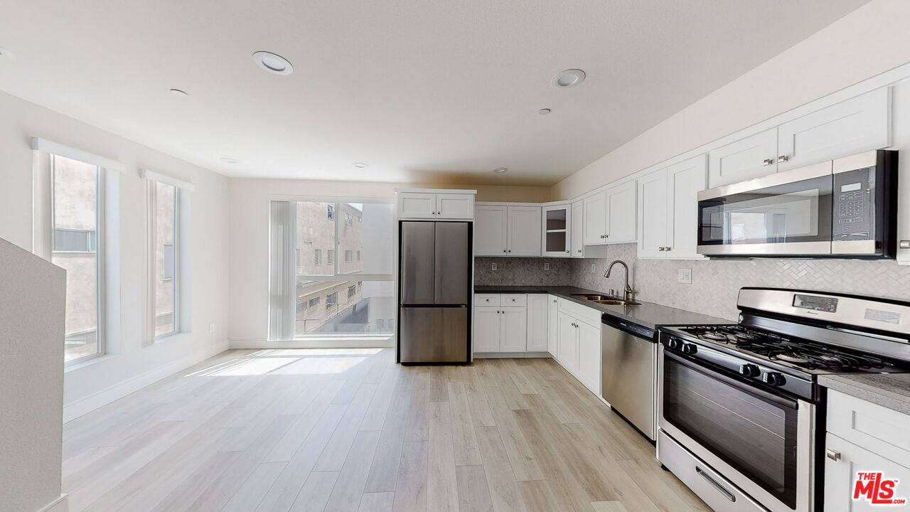 953 N Mariposa Ave 4BR La